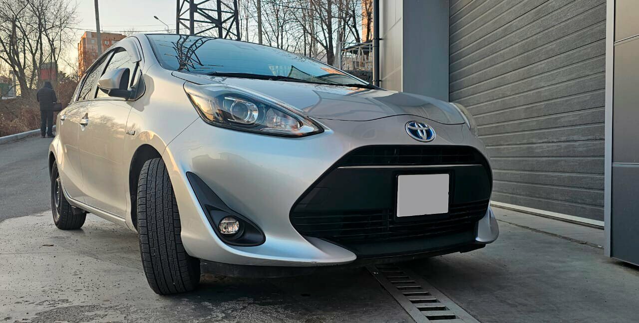 Toyota Aqua у офиса Драйв Авто